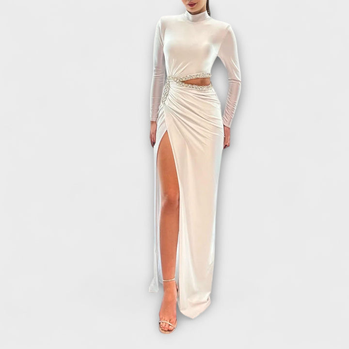 Selah - Robe blanche à manches longues avec découpe à la taille et accents en strass