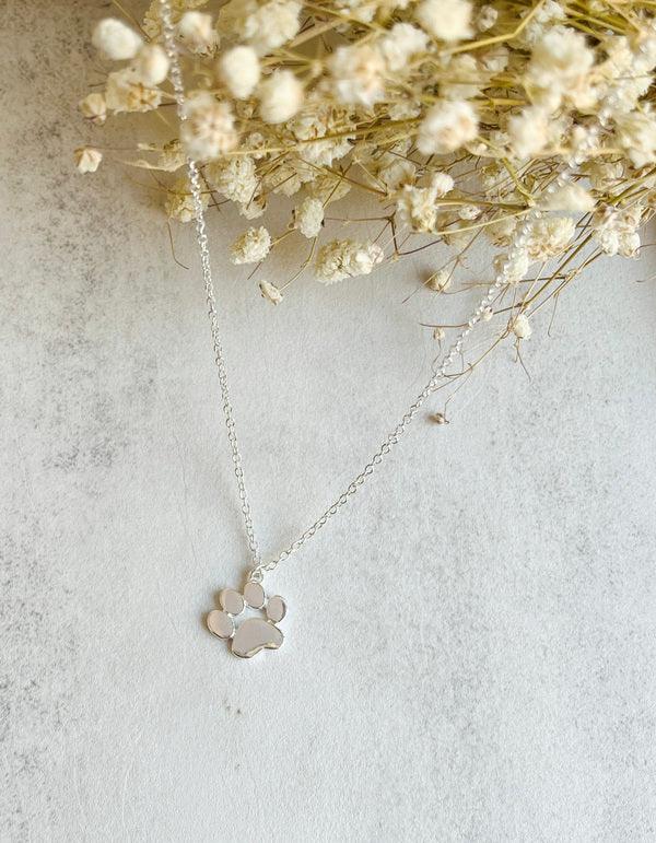 Collier élégant avec pendentif en argent en forme de patte