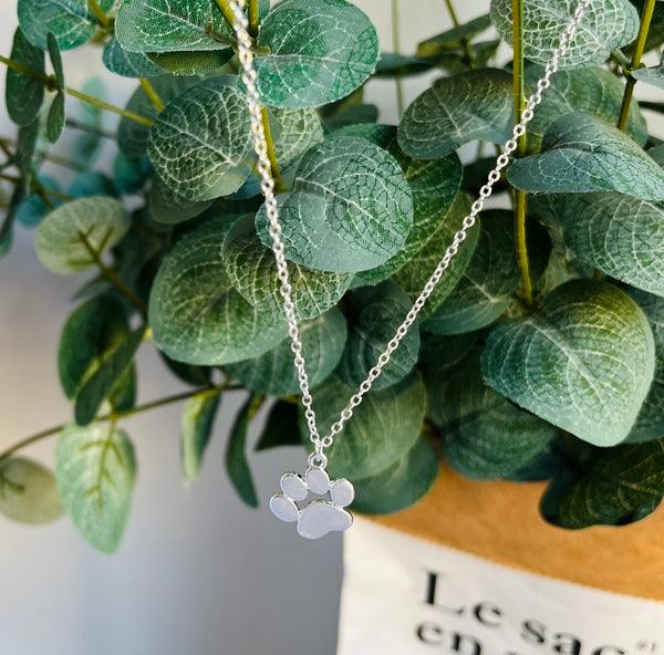 Collier élégant avec pendentif en argent en forme de patte