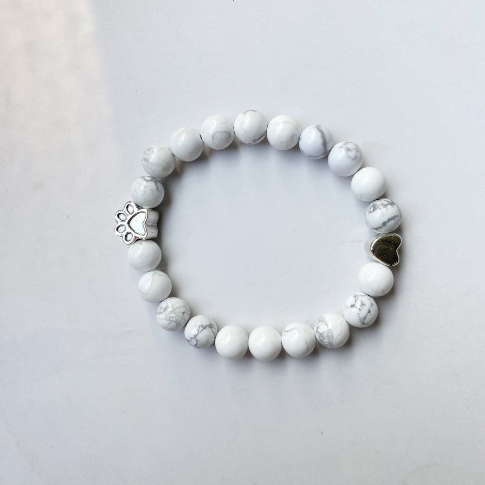 Bracelet en pierres naturelles avec pendentif en forme de patte et de cœur – Design fait main