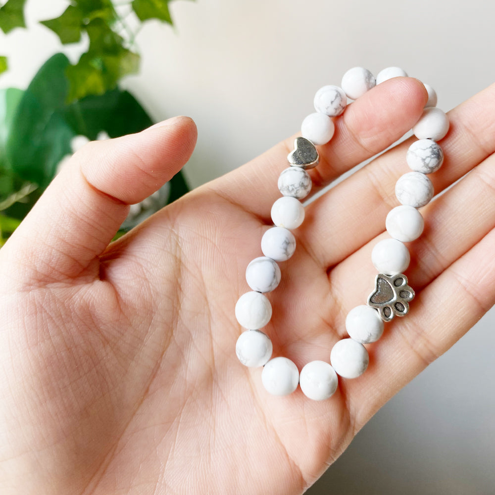 Bracelet en pierres naturelles avec pendentif en forme de patte et de cœur – Design fait main