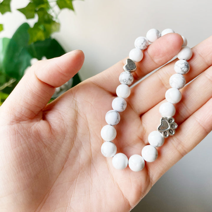 Bracelet en pierres naturelles avec pendentif en forme de patte et de cœur – Design fait main