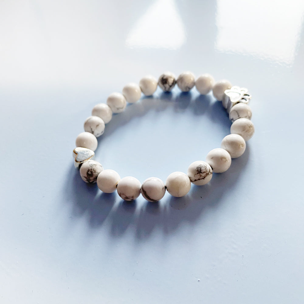 Bracelet en pierres naturelles avec pendentif en forme de patte et de cœur – Design fait main