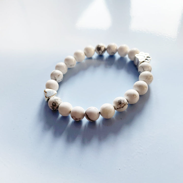 Bracelet en pierres naturelles avec pendentif en forme de patte et de cœur – Design fait main