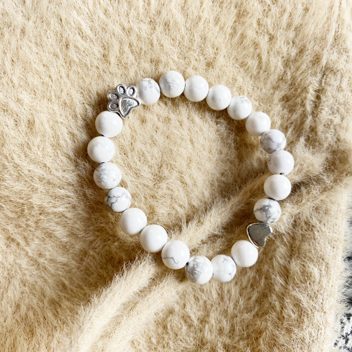 Bracelet en pierres naturelles avec pendentif en forme de patte et de cœur – Design fait main