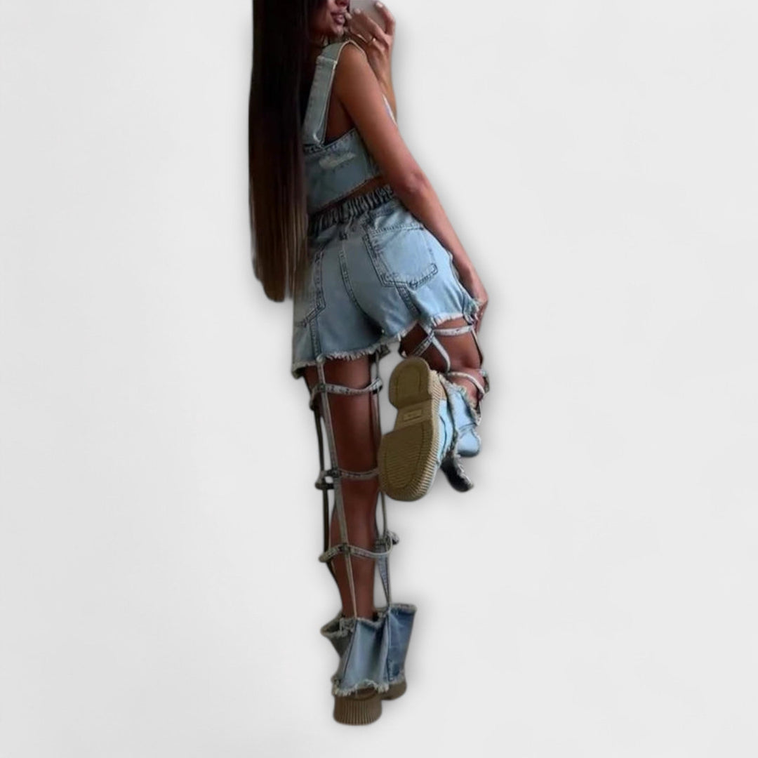 Gaia - Haut court en denim bleu clair stylé avec des détails sur les bretelles et un ensemble de shorts déchirés