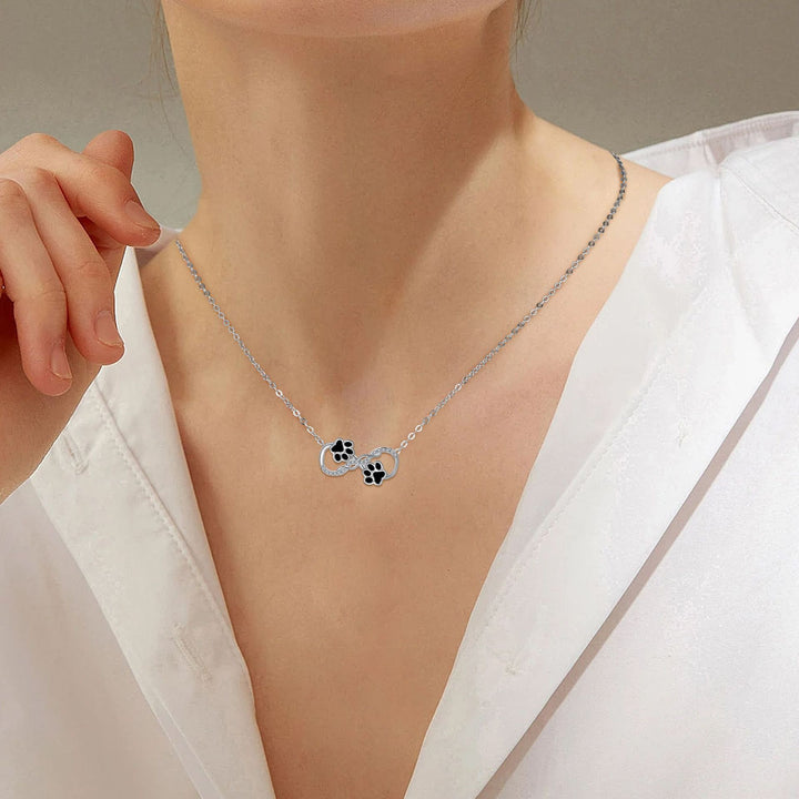 Collier avec pendentif symbole de l'infini en zircon
