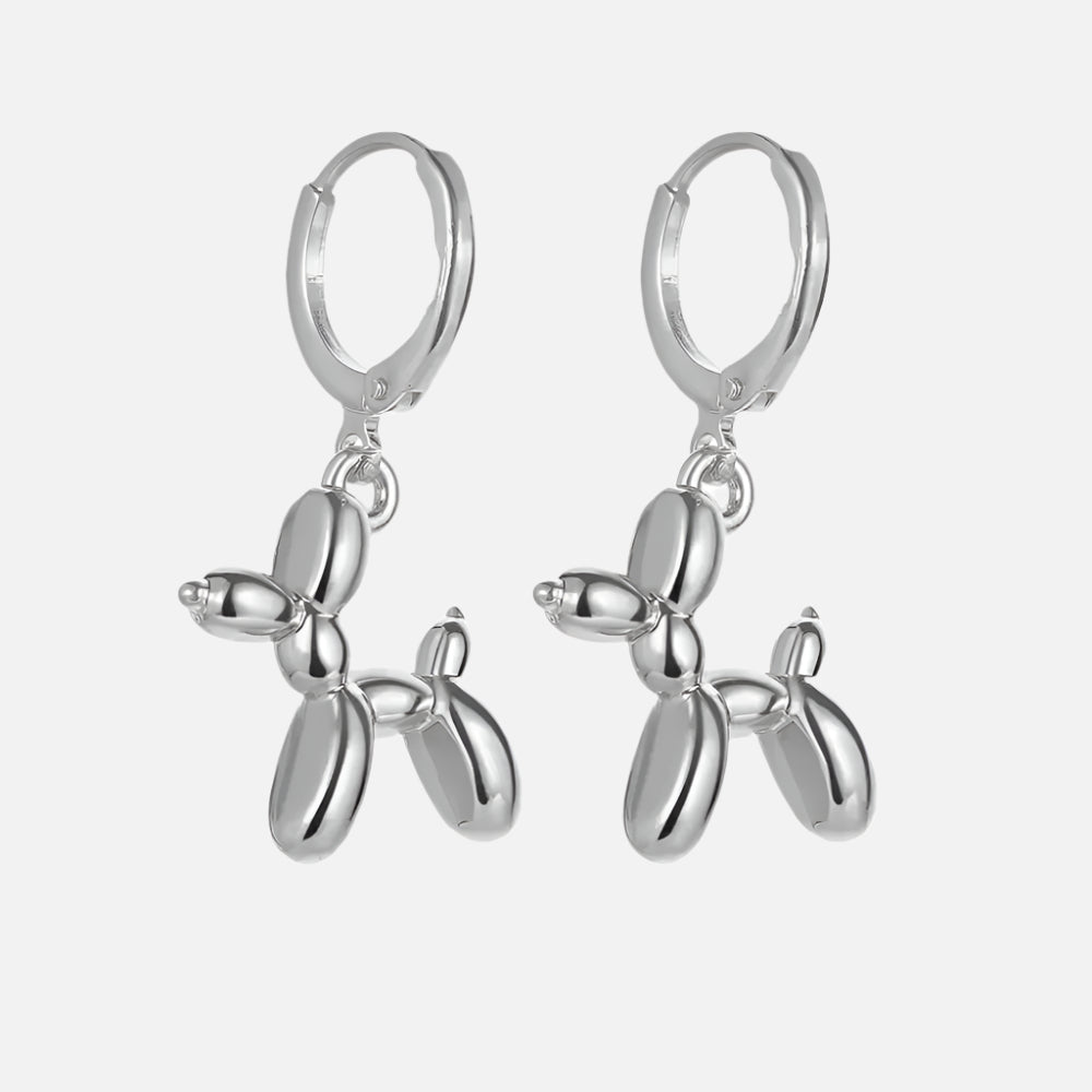 Boucles d'oreilles Huggie en or avec un pendentif en forme de mini ballon en forme de chien