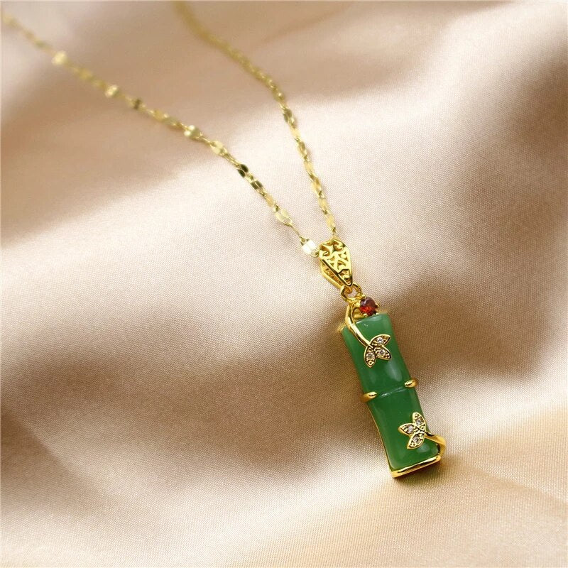 Collier en jade avec amulette