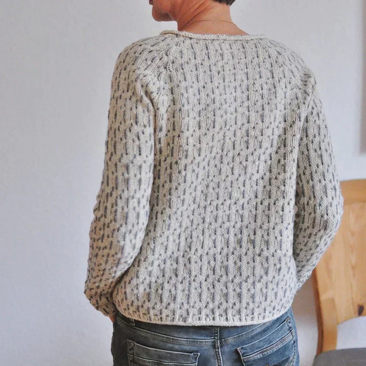 Victoria | Pull gris élégant avec décolleté en “U”