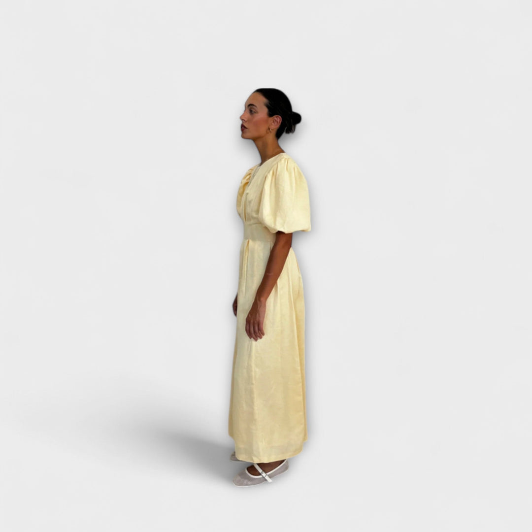 Josephine - Robe maxi en jaune beurre avec un design aérien