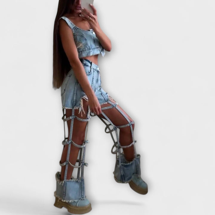 Gaia - Haut court en denim bleu clair stylé avec des détails sur les bretelles et un ensemble de shorts déchirés
