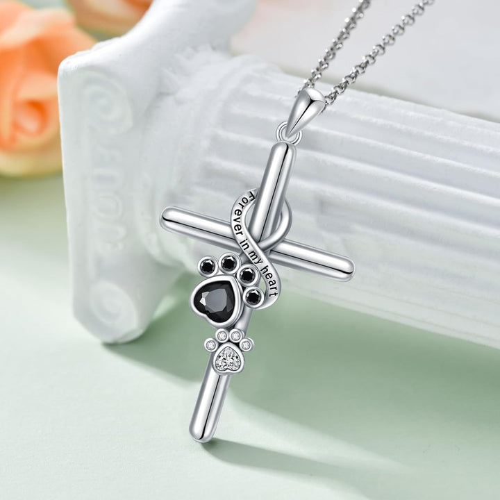 Collier avec pendentif en forme de patte et de croix en argent