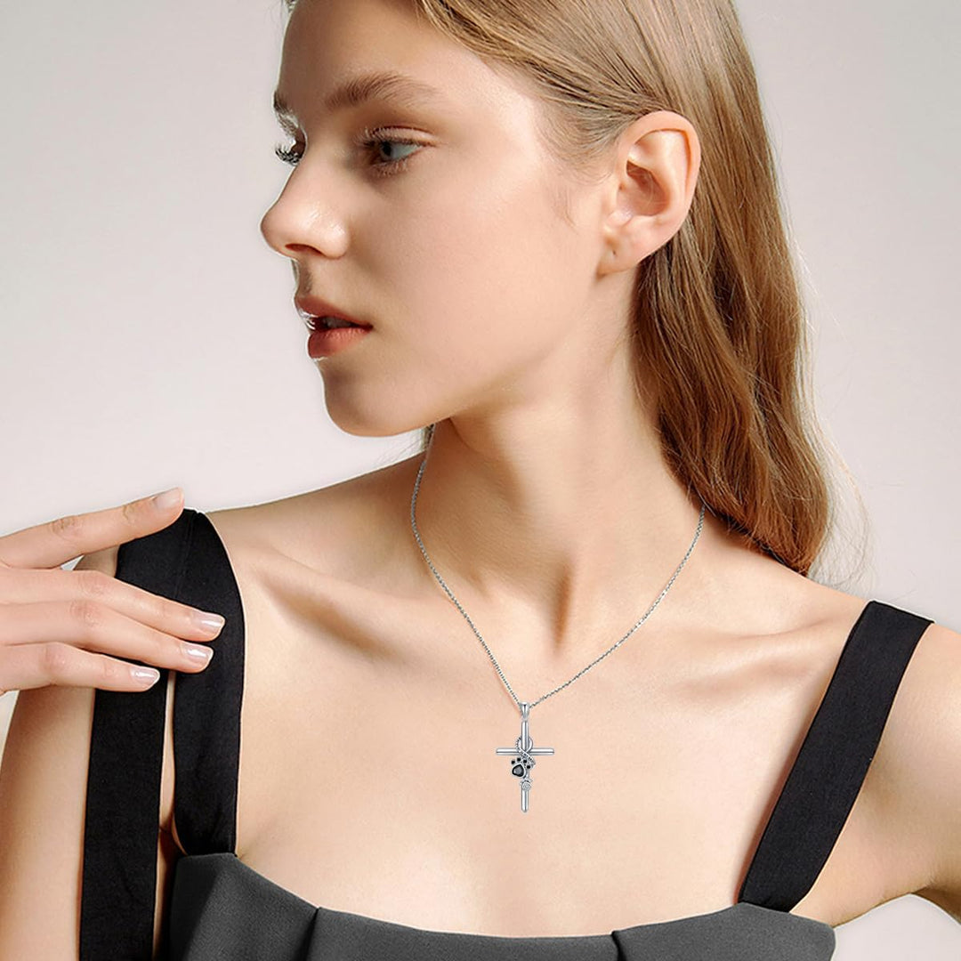 Collier avec pendentif en forme de patte et de croix en argent