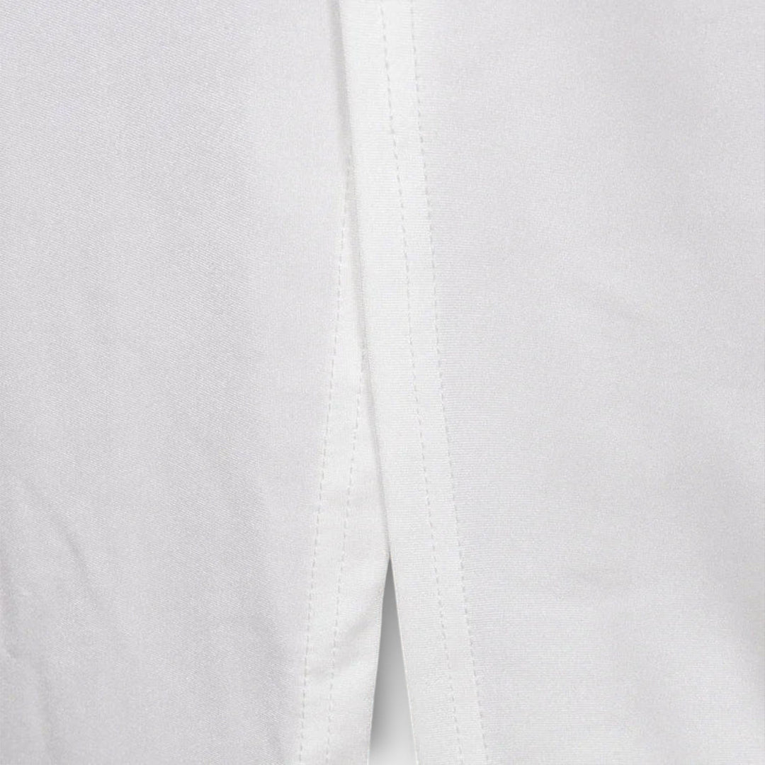 Selah - Robe blanche à manches longues avec découpe à la taille et accents en strass