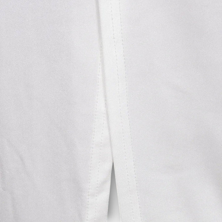 Selah - Robe blanche à manches longues avec découpe à la taille et accents en strass