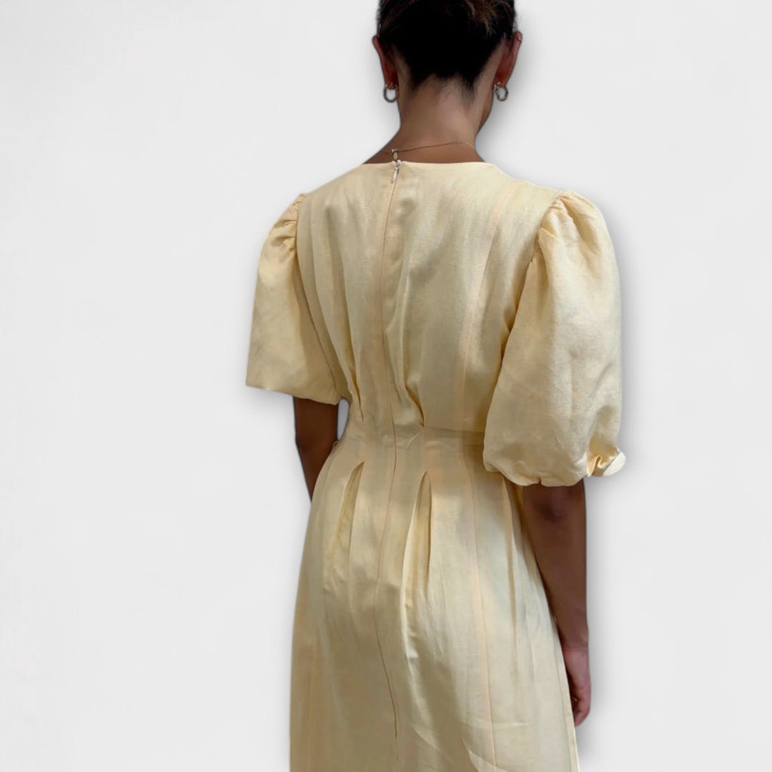 Josephine - Robe maxi en jaune beurre avec un design aérien