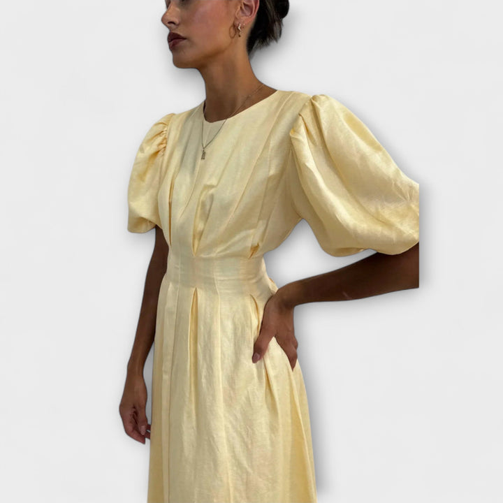 Josephine - Robe maxi en jaune beurre avec un design aérien
