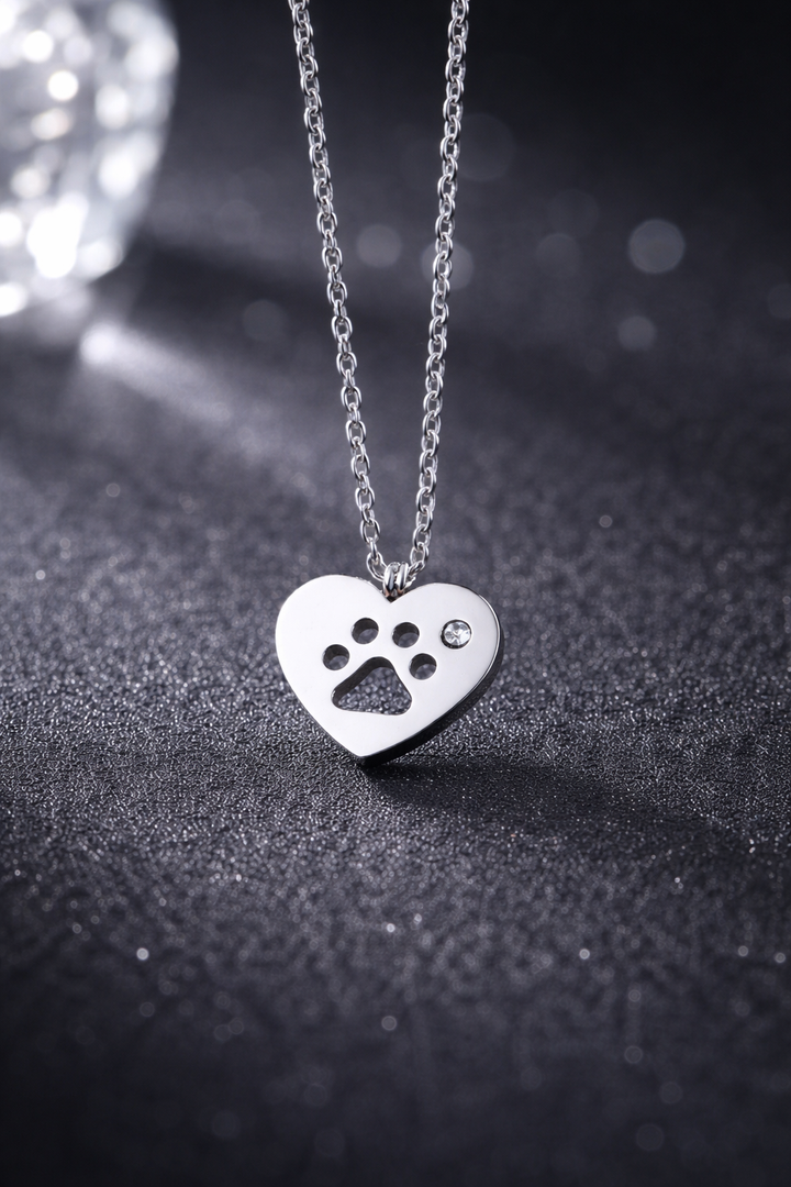Collier avec pendentif en forme de cœur et de patte en argent
