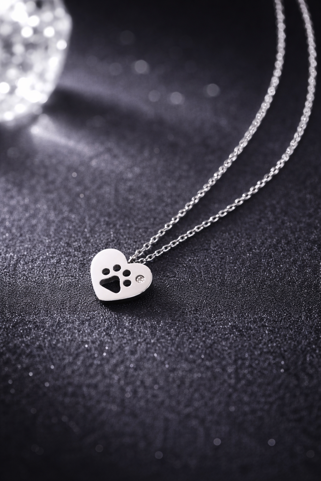 Collier avec pendentif en forme de cœur et de patte en argent