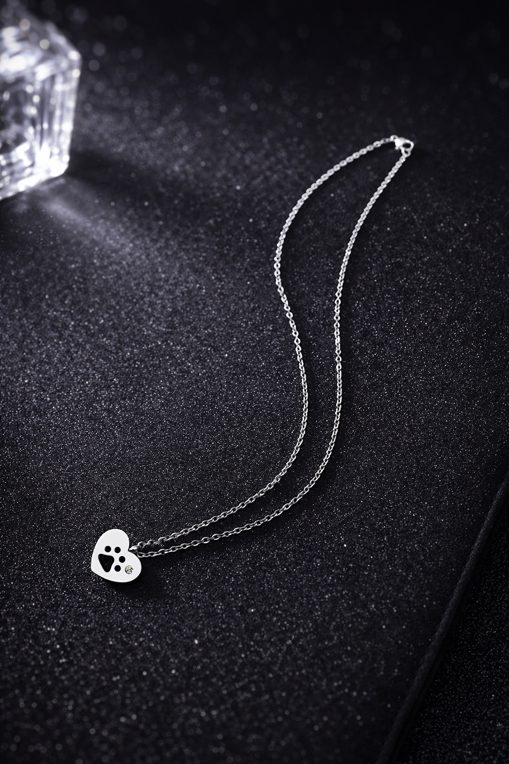 Collier avec pendentif en forme de cœur et de patte en argent