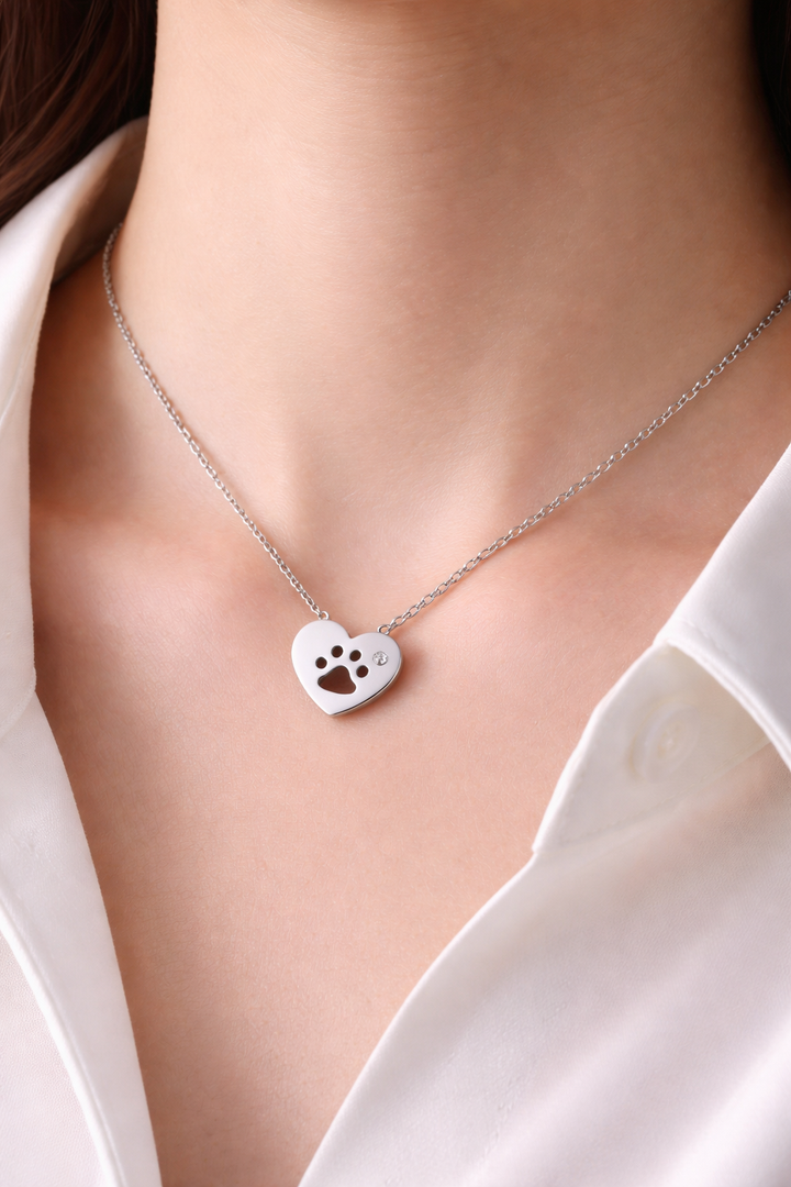 Collier avec pendentif en forme de cœur et de patte en argent