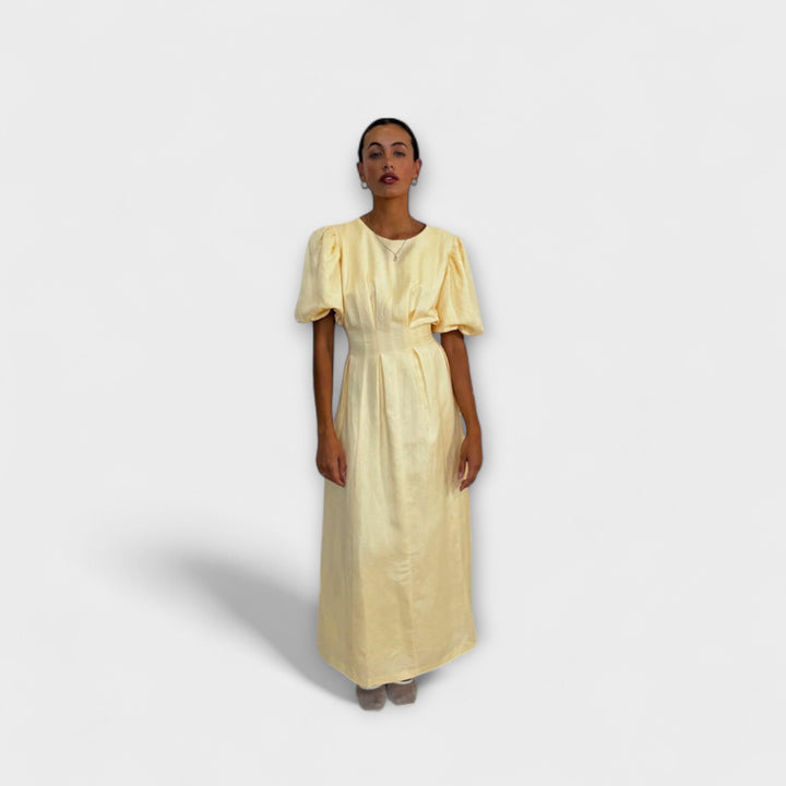 Josephine - Robe maxi en jaune beurre avec un design aérien