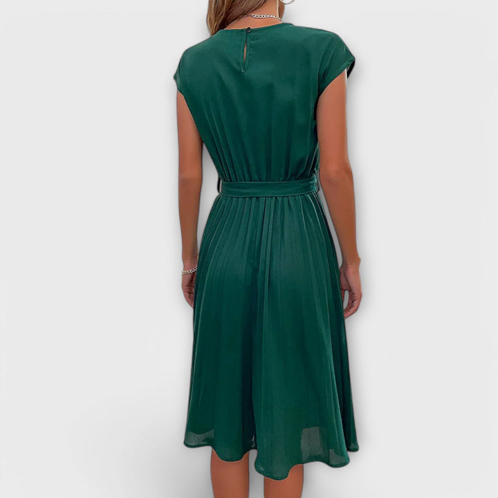 Claire - Robe midi décontractée à manches courtes plissée