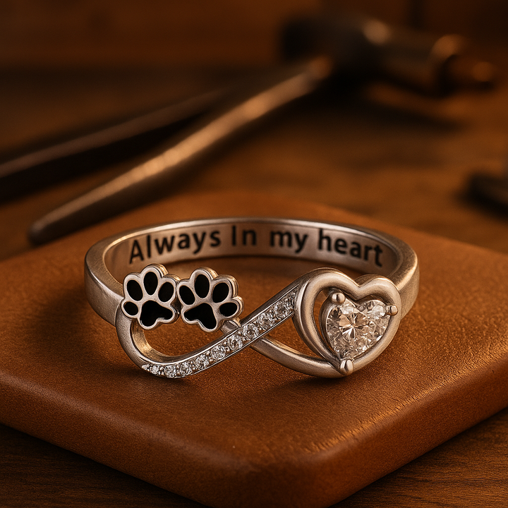 Bague avec des zirconiums en forme de patte avec un design en forme de cœur et d'infini