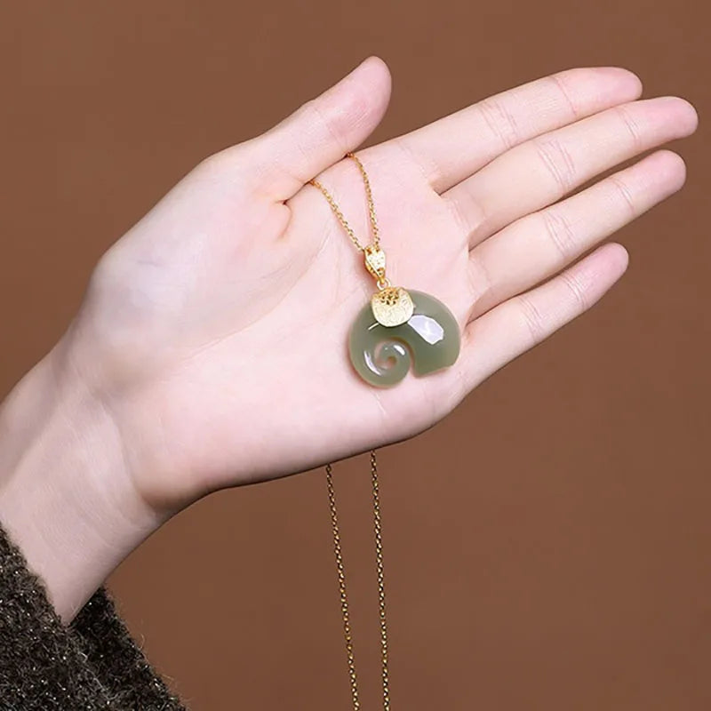 Collier avec pendentif en forme d'éléphant en jade Hetian – Chaîne plaquée en or 18 carats pour femmes