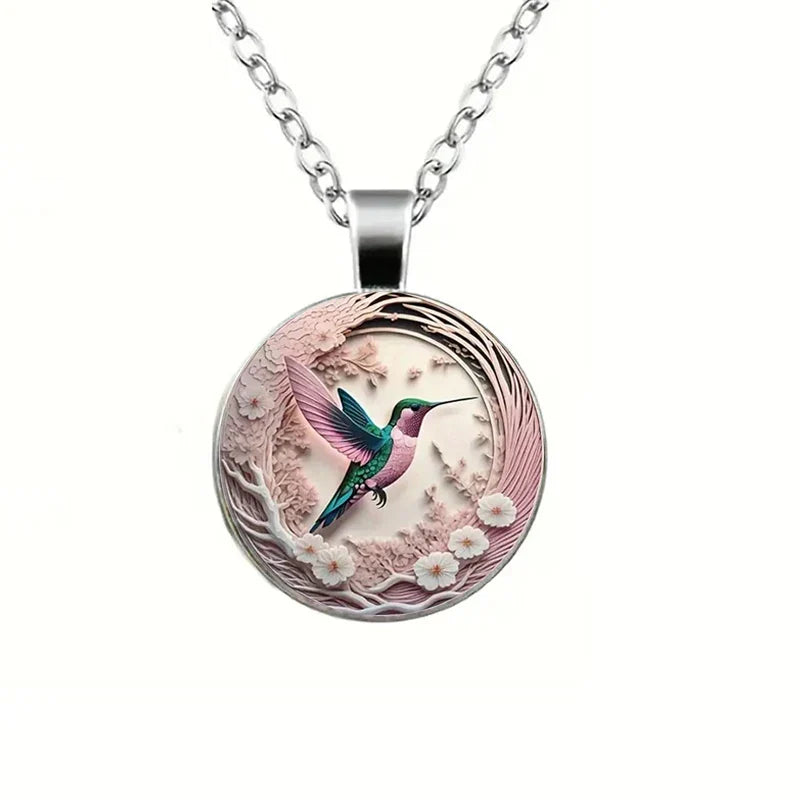 Collier avec pendentif en forme de dôme en verre avec colibri