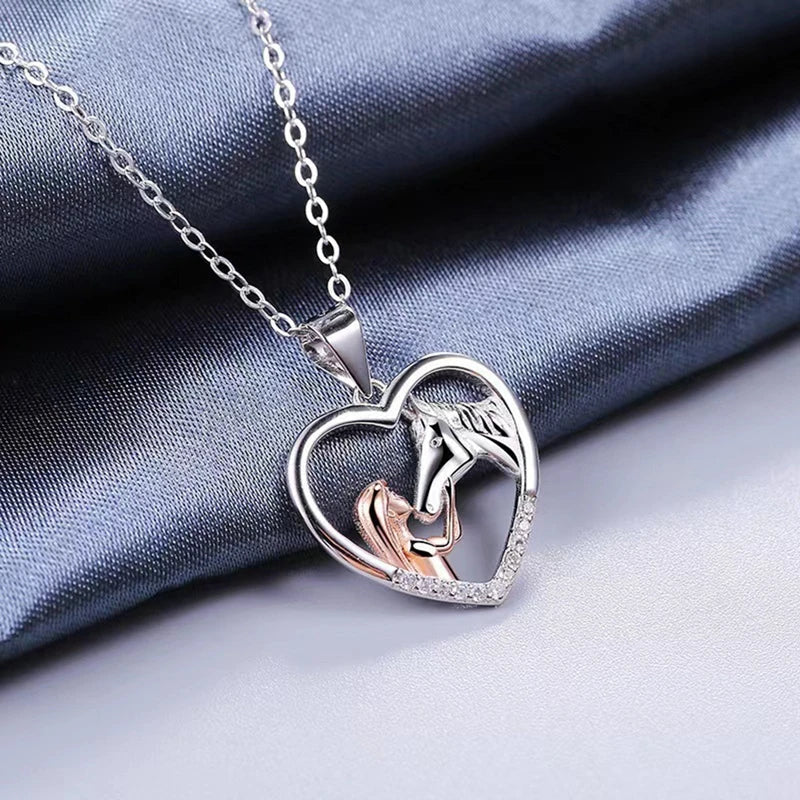 Magnifique collier avec des zircones en forme de cœur et de cheval