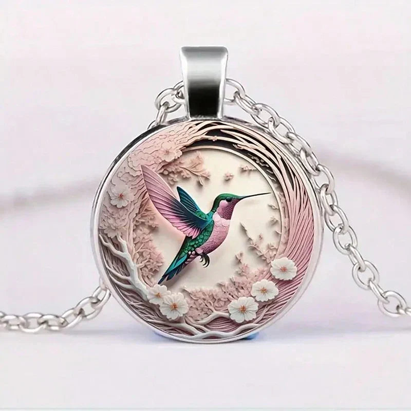 Collier avec pendentif en forme de dôme en verre avec colibri