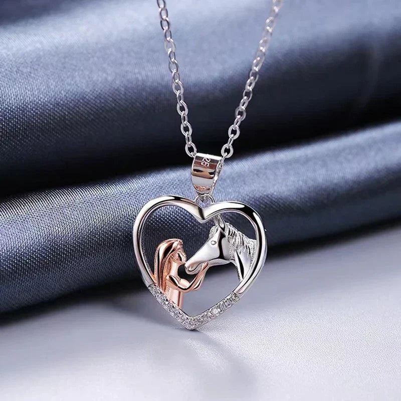 Magnifique collier avec des zircones en forme de cœur et de cheval