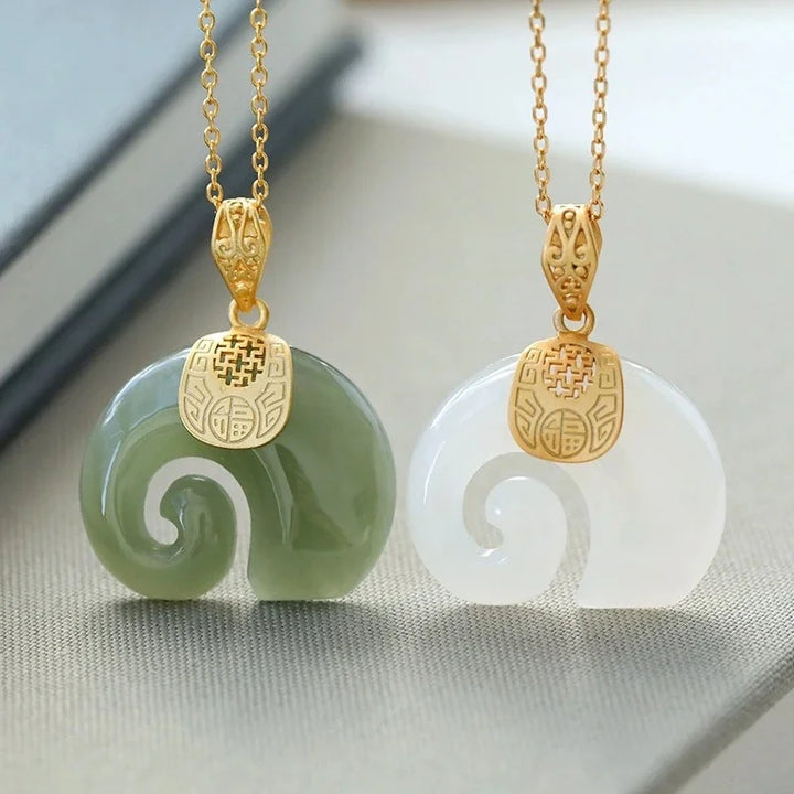 Collier avec pendentif en forme d'éléphant en jade Hetian – Chaîne plaquée en or 18 carats pour femmes