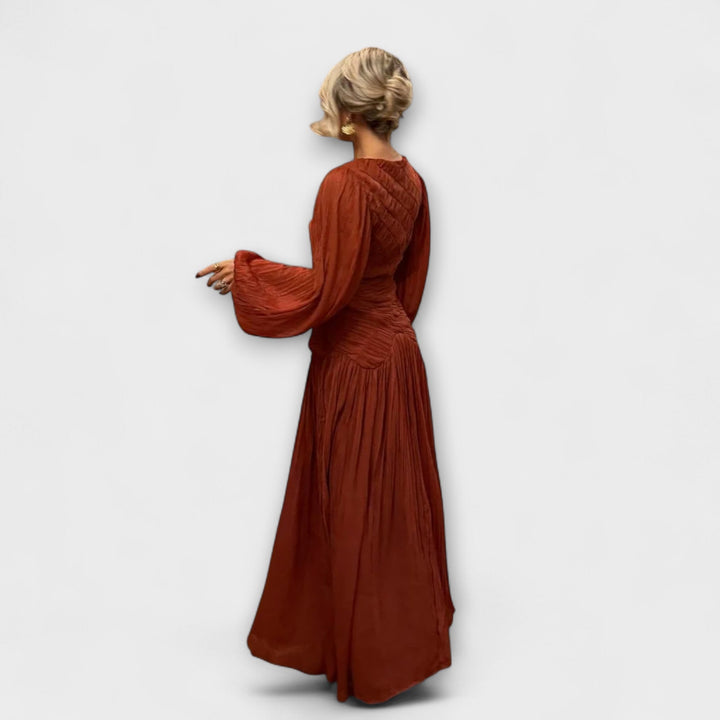 Robe plissée élégante à manches longues