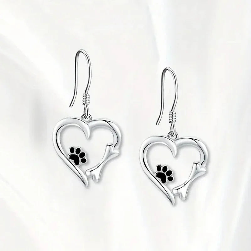Boucles d'oreilles pendantes en argent en forme de cœur avec empreinte de patte