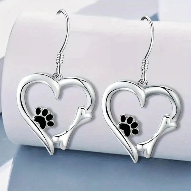 Boucles d'oreilles pendantes en argent en forme de cœur avec empreinte de patte