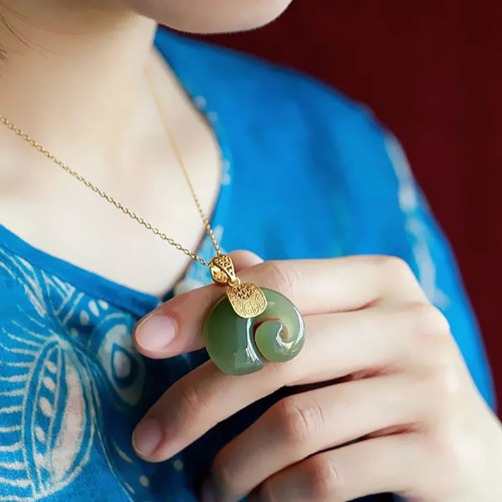 Collier avec pendentif en forme d'éléphant en jade Hetian – Chaîne plaquée en or 18 carats pour femmes