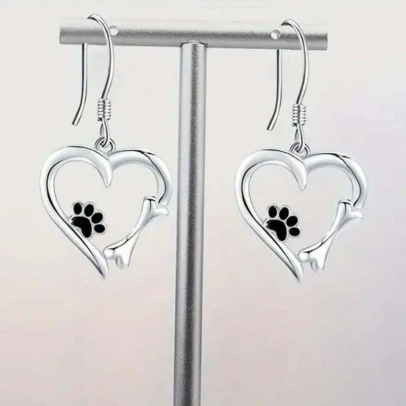 Boucles d'oreilles pendantes en argent en forme de cœur avec empreinte de patte
