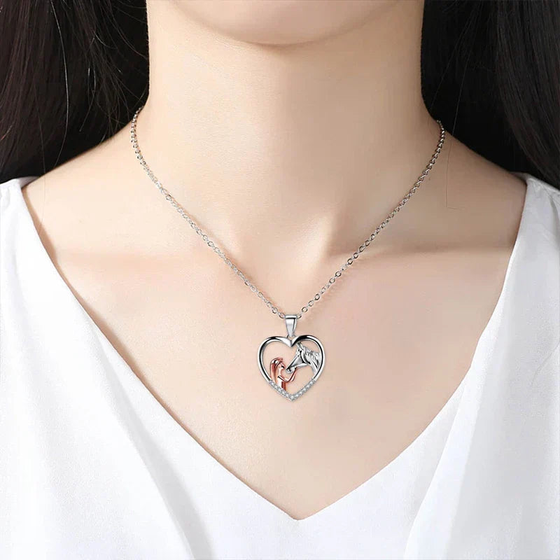 Magnifique collier avec des zircones en forme de cœur et de cheval