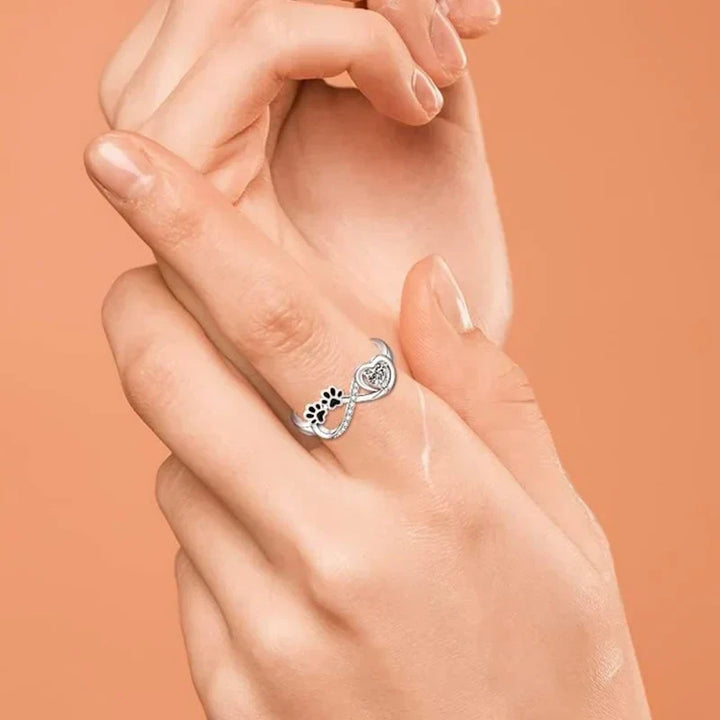 Bague avec des zirconiums en forme de patte avec un design en forme de cœur et d'infini