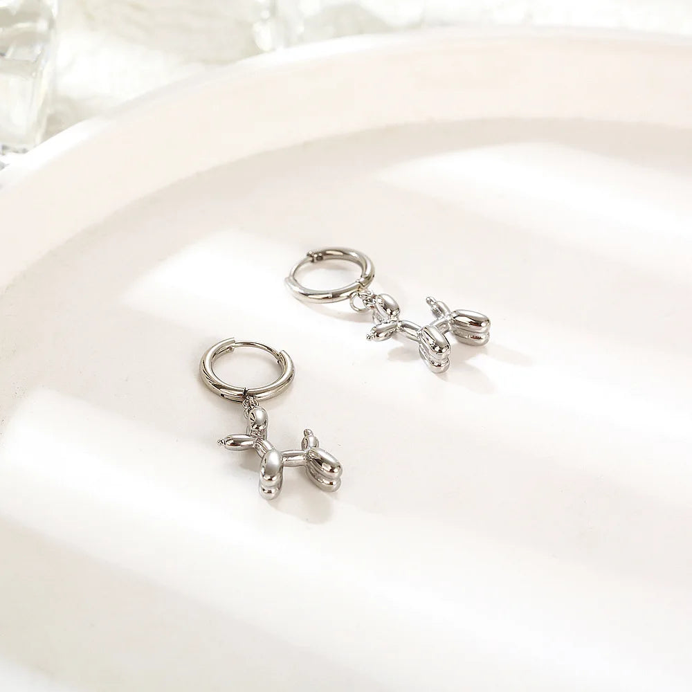 Boucles d'oreilles Huggie en or avec un pendentif en forme de mini ballon en forme de chien