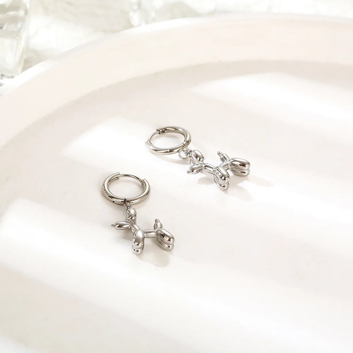 Boucles d'oreilles Huggie en or avec un pendentif en forme de mini ballon en forme de chien
