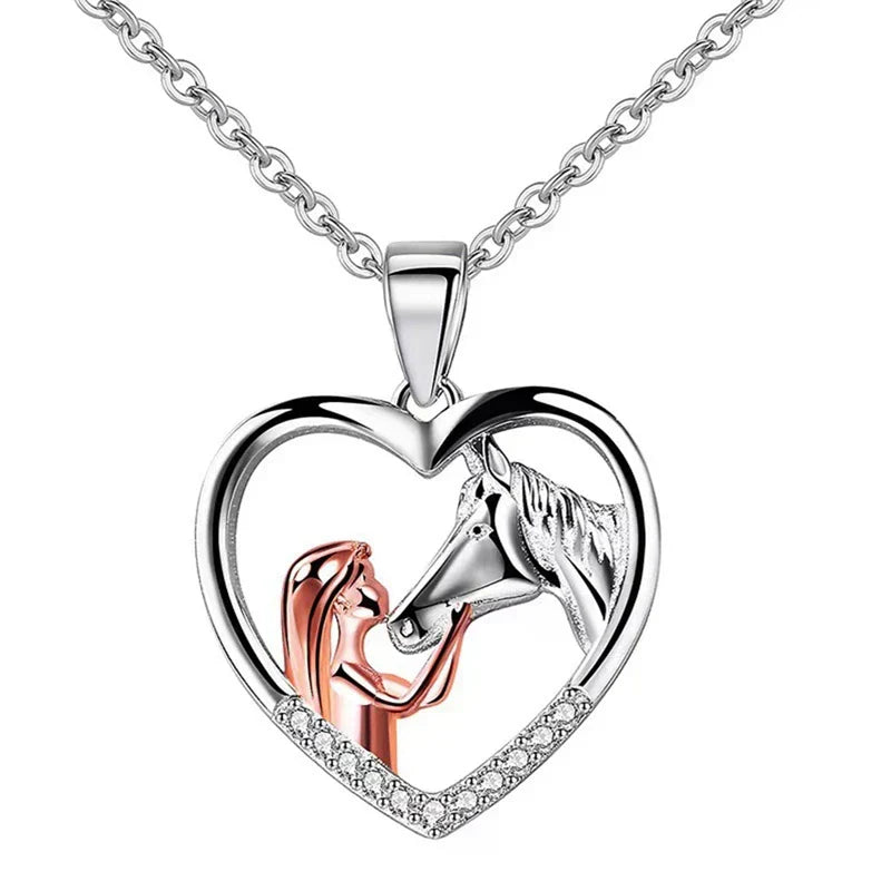 Magnifique collier avec des zircones en forme de cœur et de cheval