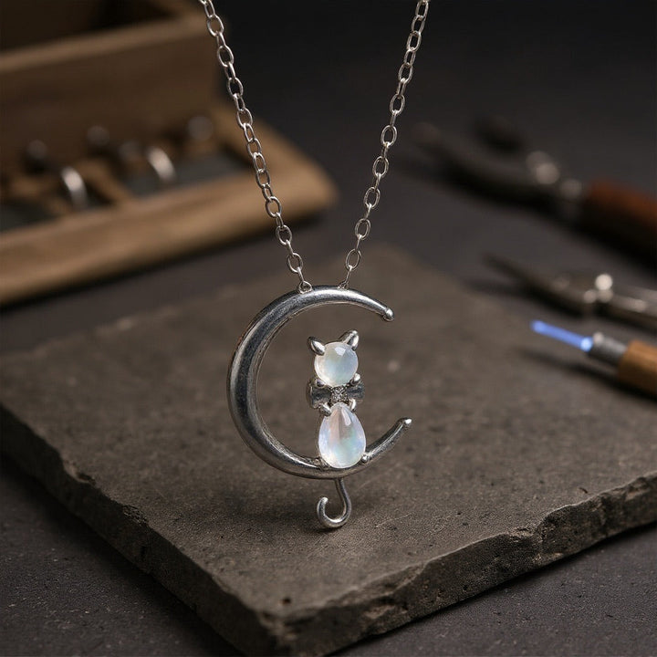 Collier en pierre de lune en forme de croissant de lune et de chat