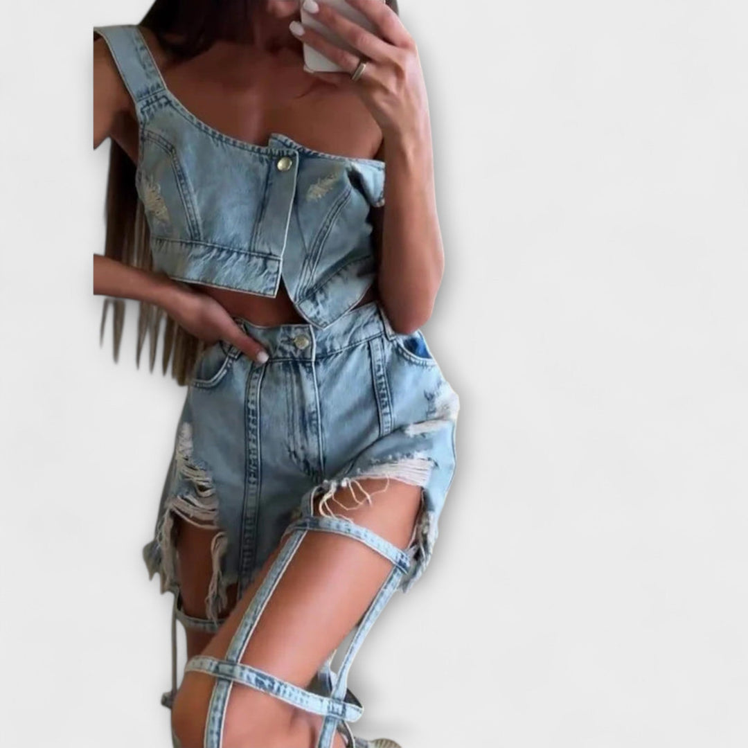 Gaia - Haut court en denim bleu clair stylé avec des détails sur les bretelles et un ensemble de shorts déchirés