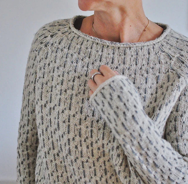Victoria | Pull gris élégant avec décolleté en “U”