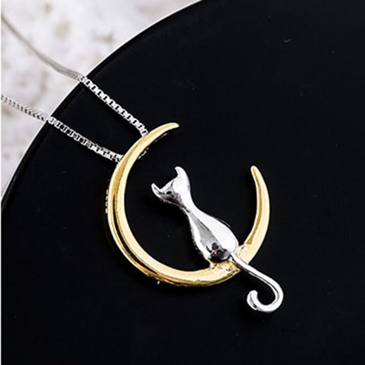 Collier élégant avec une lune croissante et un chat