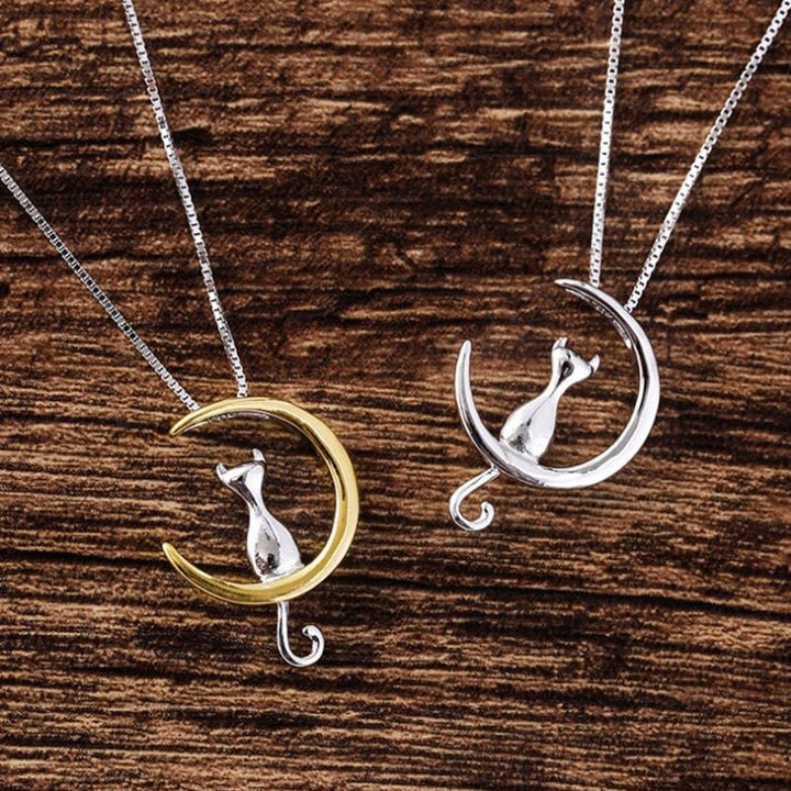 Collier élégant avec une lune croissante et un chat